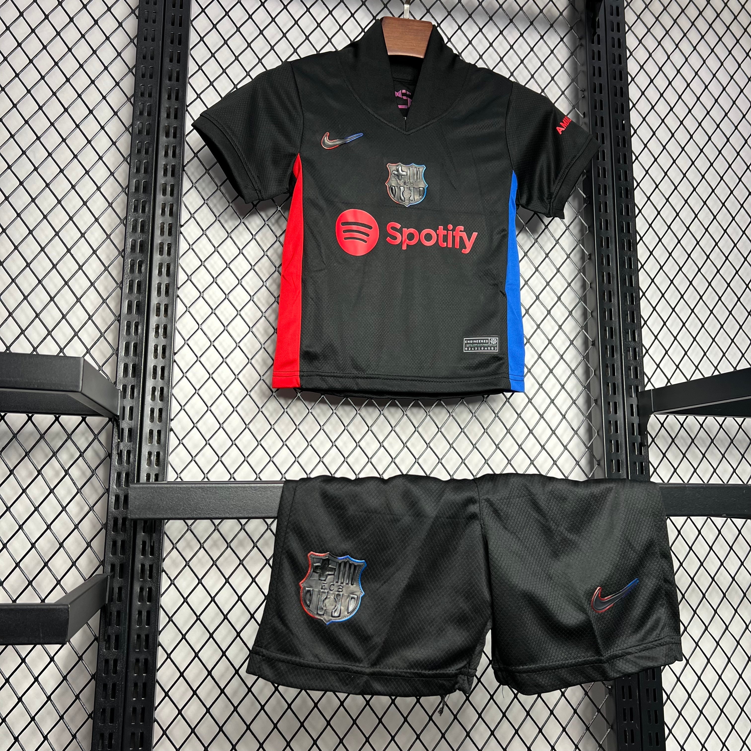 kit junior du FC Barcelone extérieur saison 24/25.