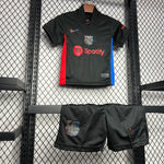kit junior du FC Barcelone extérieur saison 24/25.