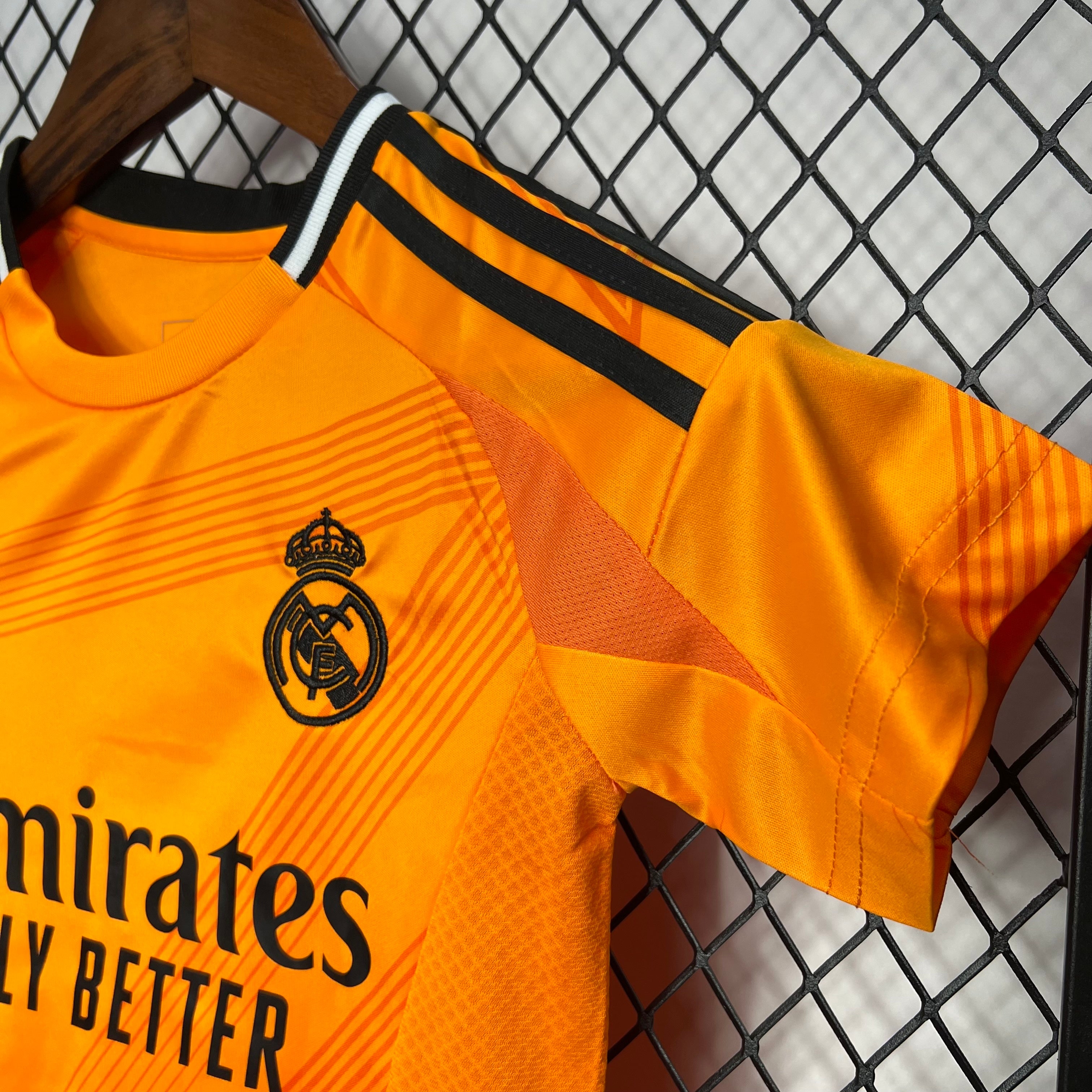 kit extérieur enfant du Real Madrid saison 24/25.