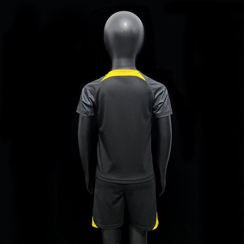 kit d’entraînement enfant noir PSG saison 23/24.