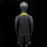 kit d’entraînement enfant noir PSG saison 23/24.
