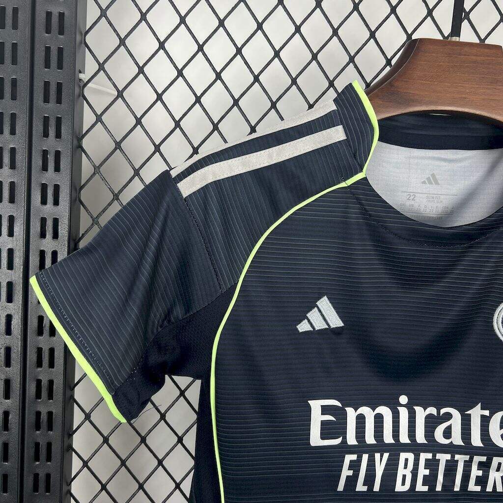 kit extérieur enfant Real Madrid saison 25/26