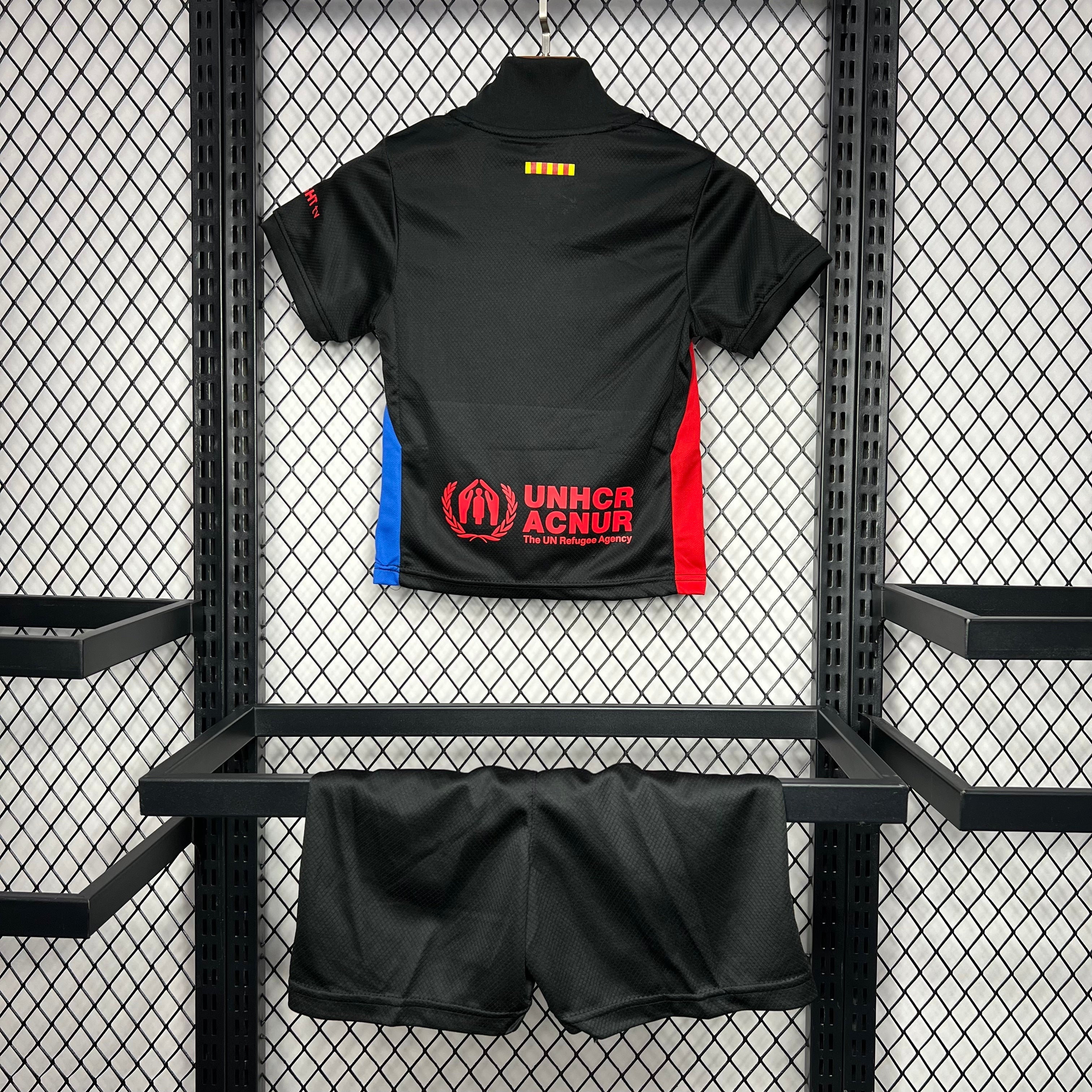 kit junior du FC Barcelone extérieur saison 24/25.
