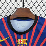 kit junior du FC Barcelone 25/26 en édition spéciale One Piece – Monkey D. Luffy.