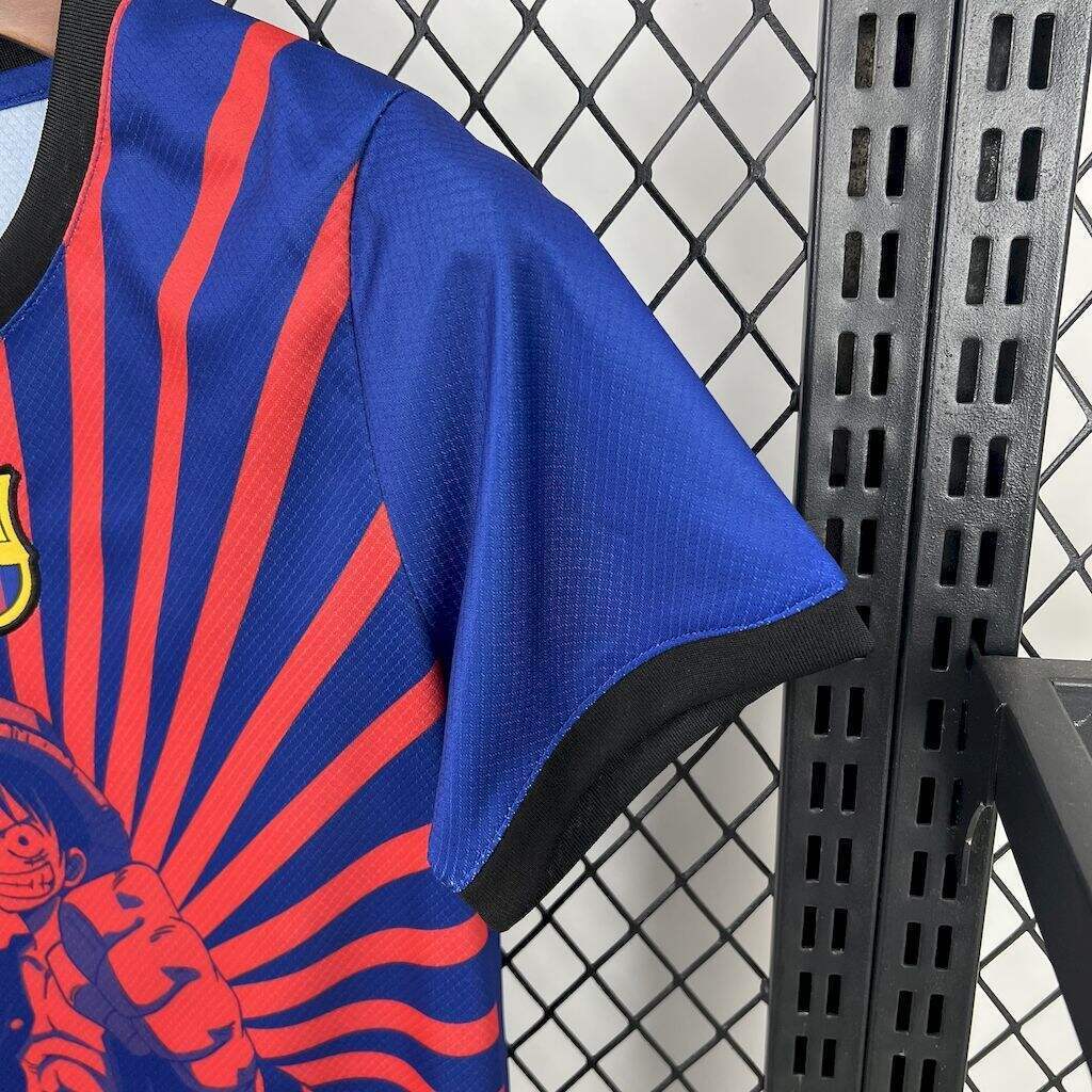 kit junior du FC Barcelone 25/26 en édition spéciale One Piece – Monkey D. Luffy.