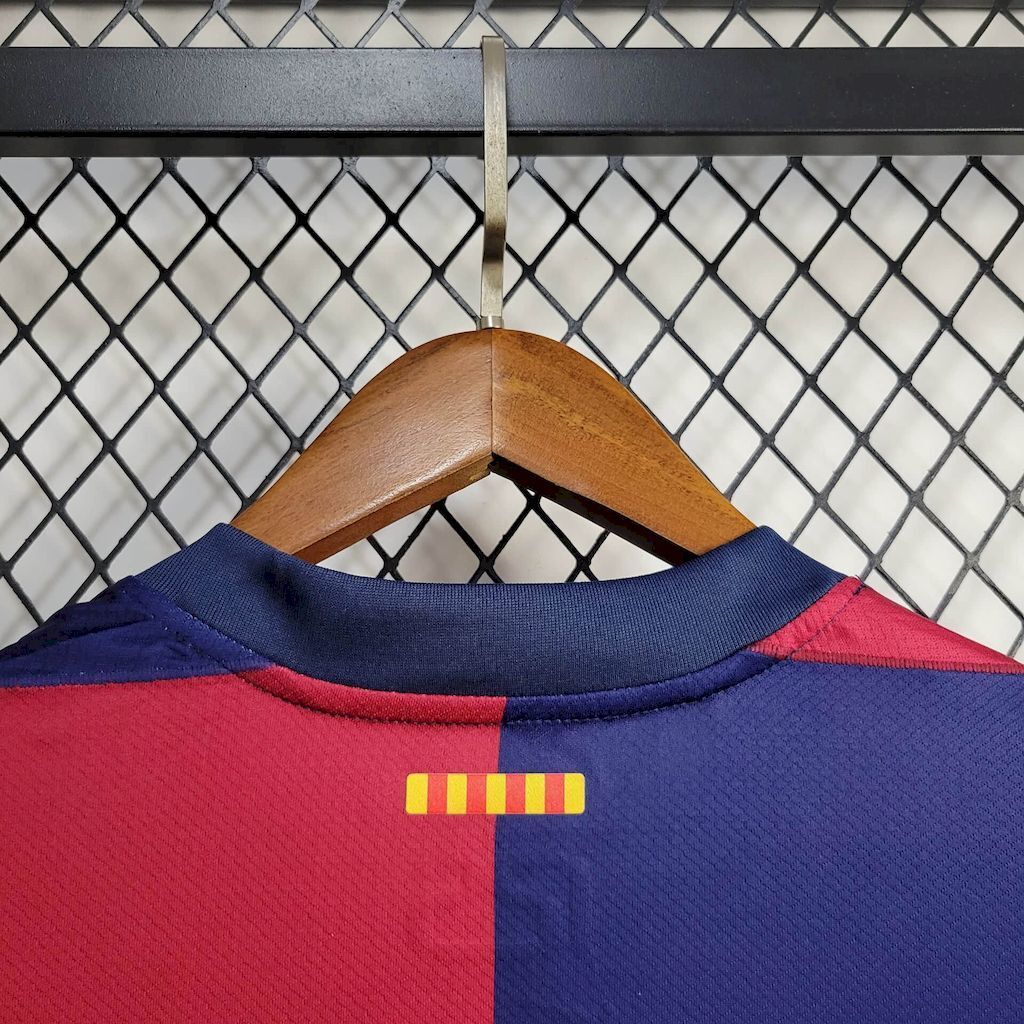 kit domicile enfant du FC Barcelone saison 24/25 sponsor Coldplay