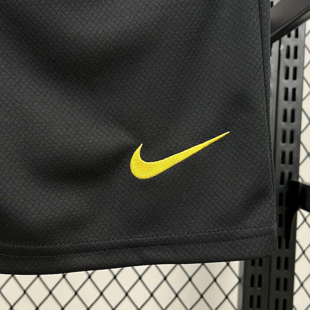 kit junior du FC Barcelone 25/26 en édition spéciale One Piece – Monkey D. Luffy.