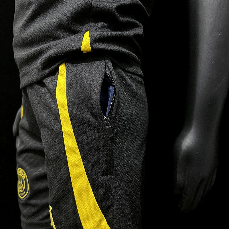 kit d’entraînement enfant noir PSG saison 23/24.