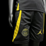 kit d’entraînement enfant noir PSG saison 23/24.