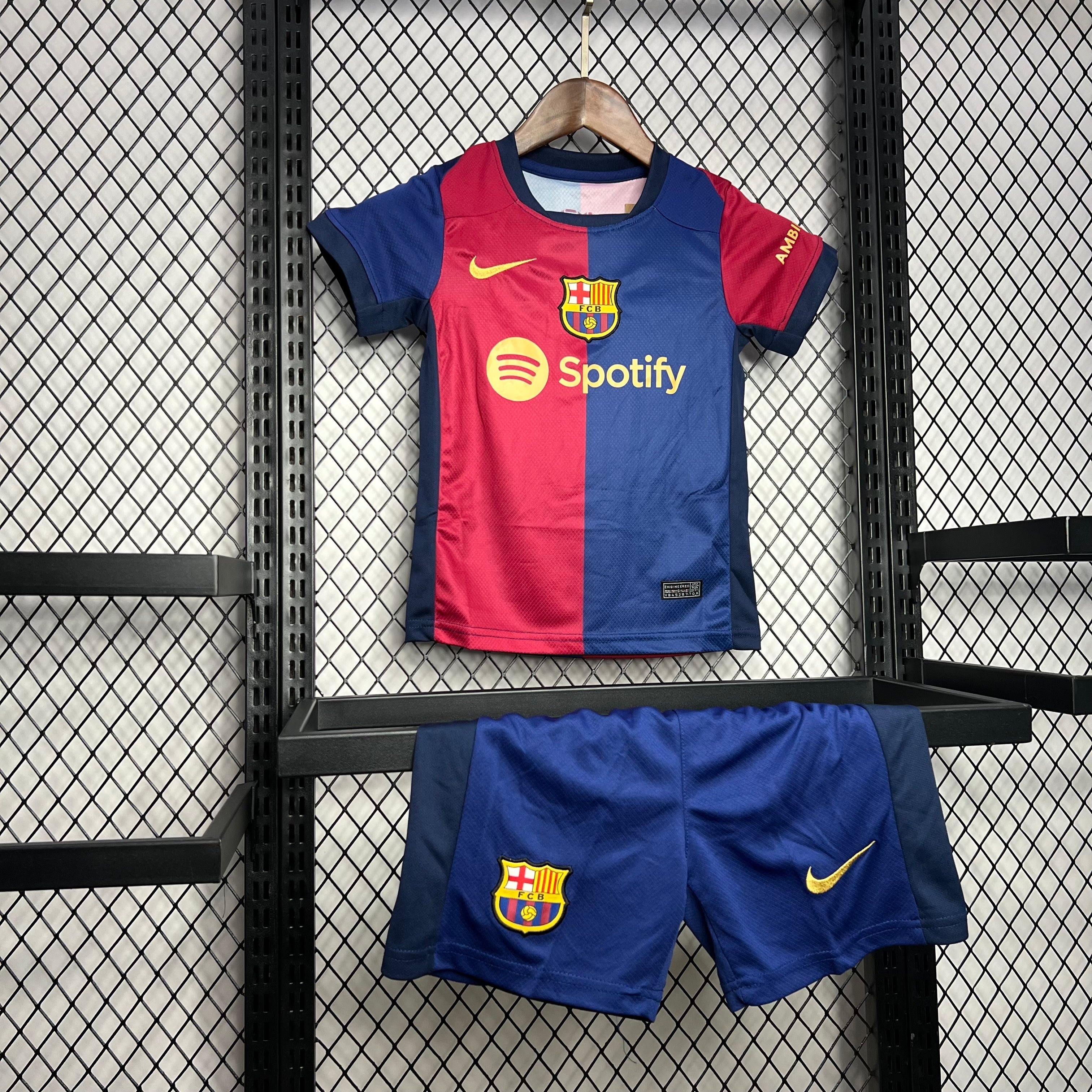 kit junior domicile du FC Barcelone saison 24/25.