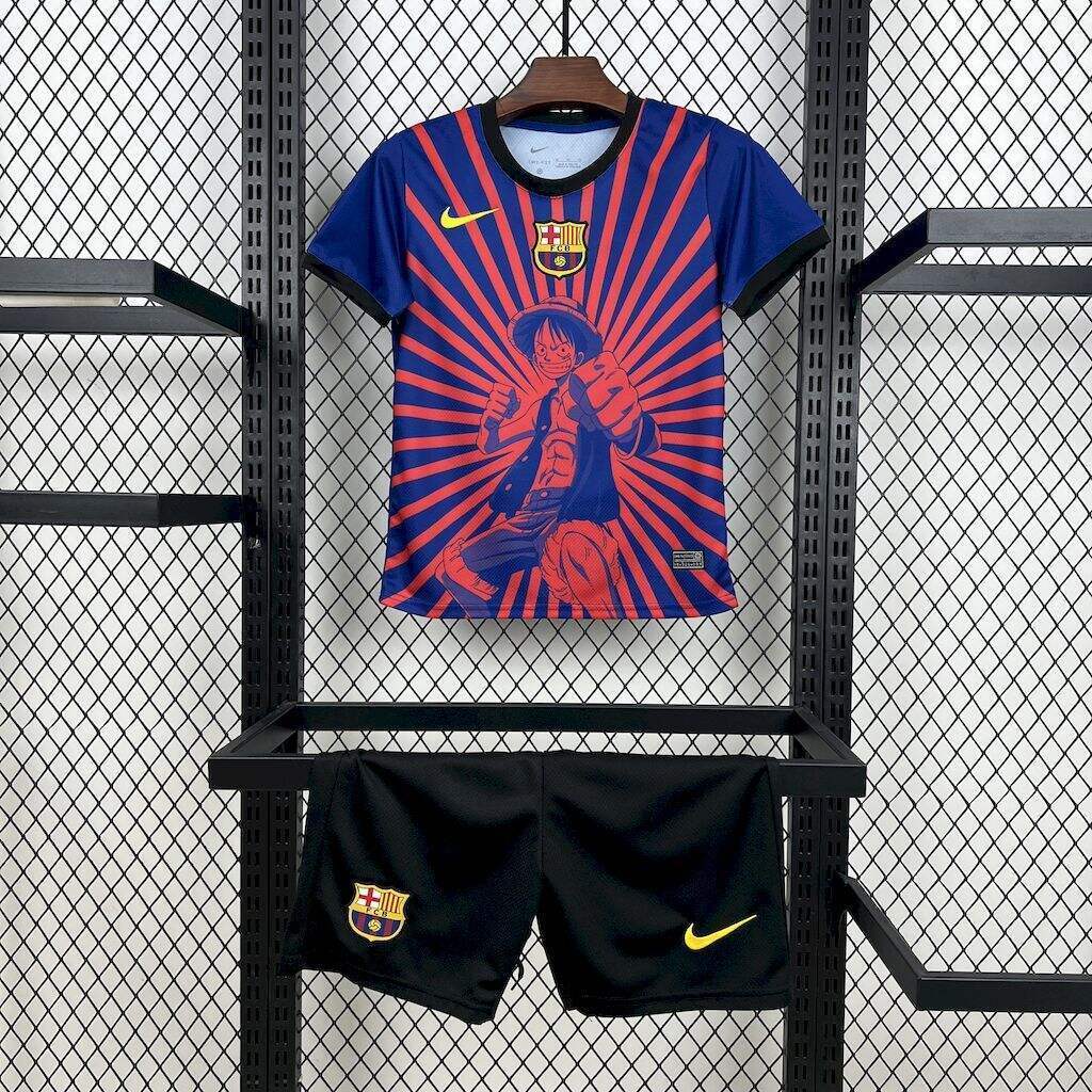 kit junior du FC Barcelone 25/26 en édition spéciale One Piece – Monkey D. Luffy.