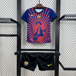 kit junior du FC Barcelone 25/26 en édition spéciale One Piece – Monkey D. Luffy.
