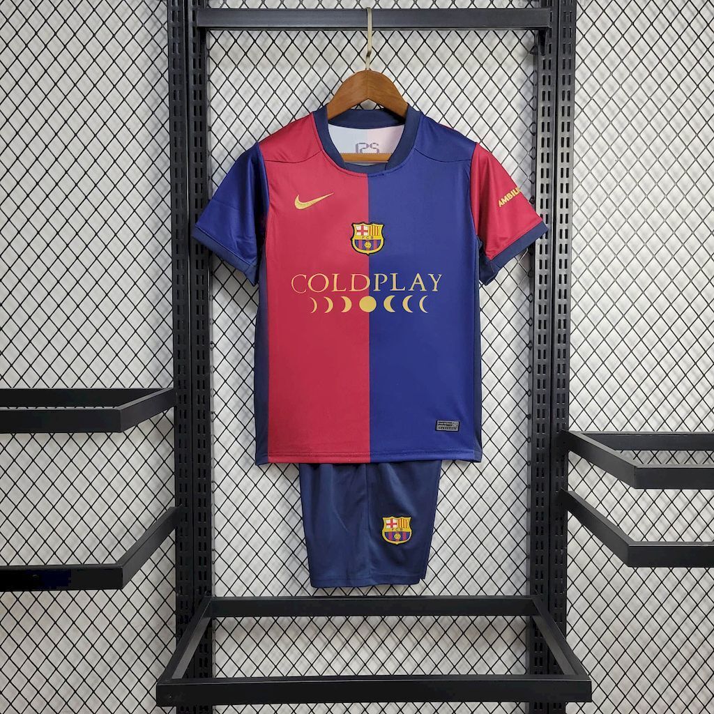 kit domicile enfant du FC Barcelone saison 24/25 sponsor Coldplay