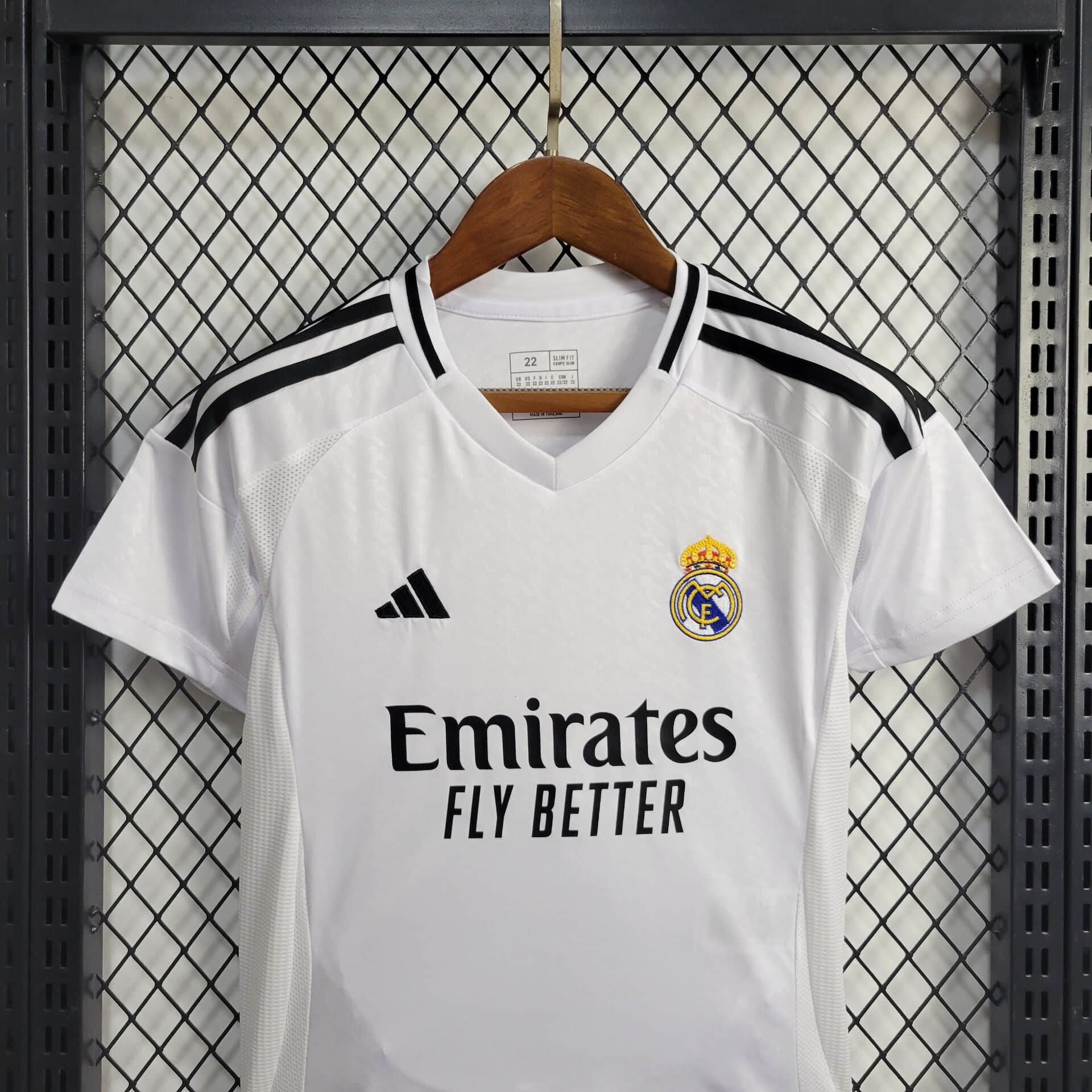 kit domicile enfant du Real Madrid saison 24/25.