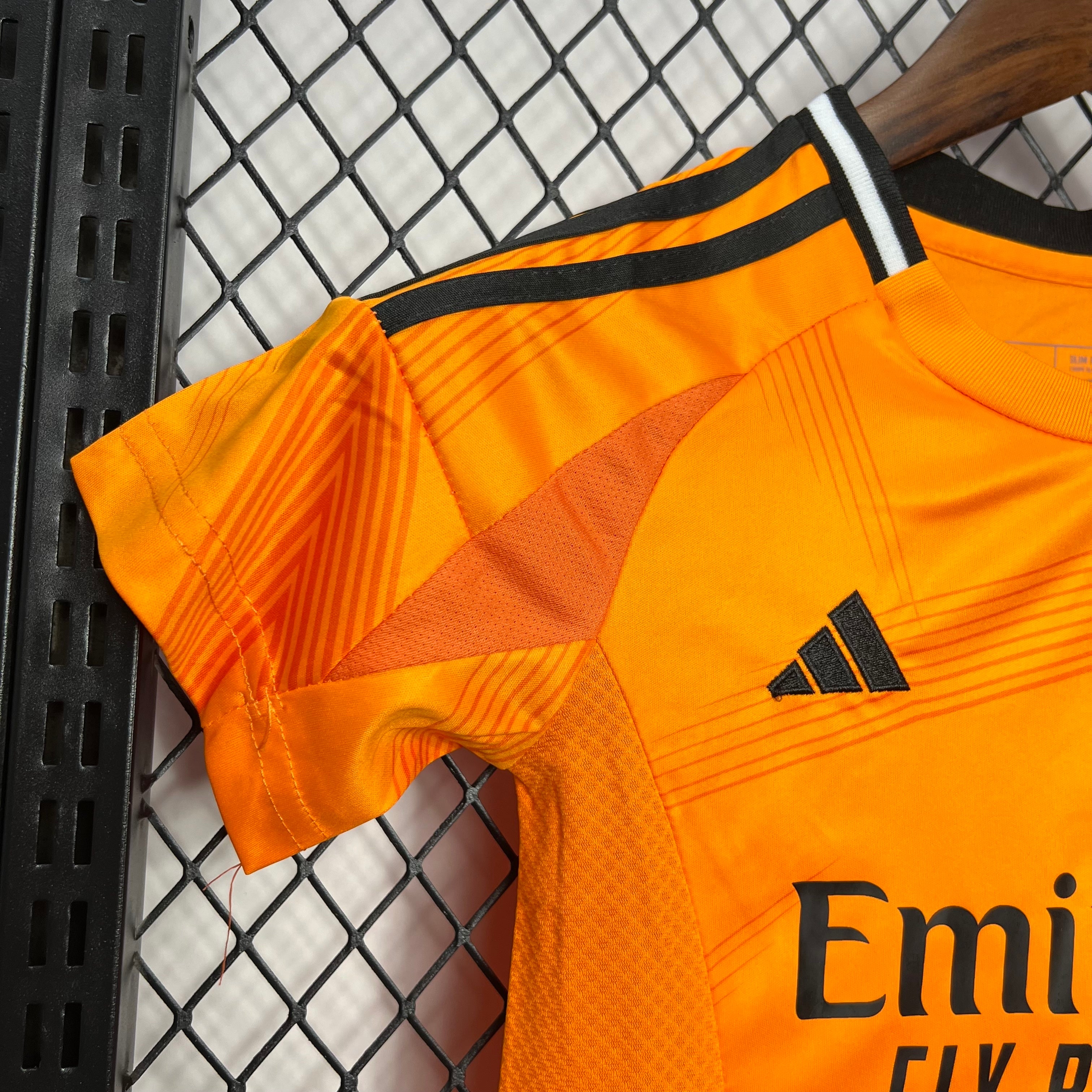 kit extérieur enfant du Real Madrid saison 24/25.