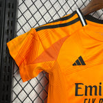 kit extérieur enfant du Real Madrid saison 24/25.