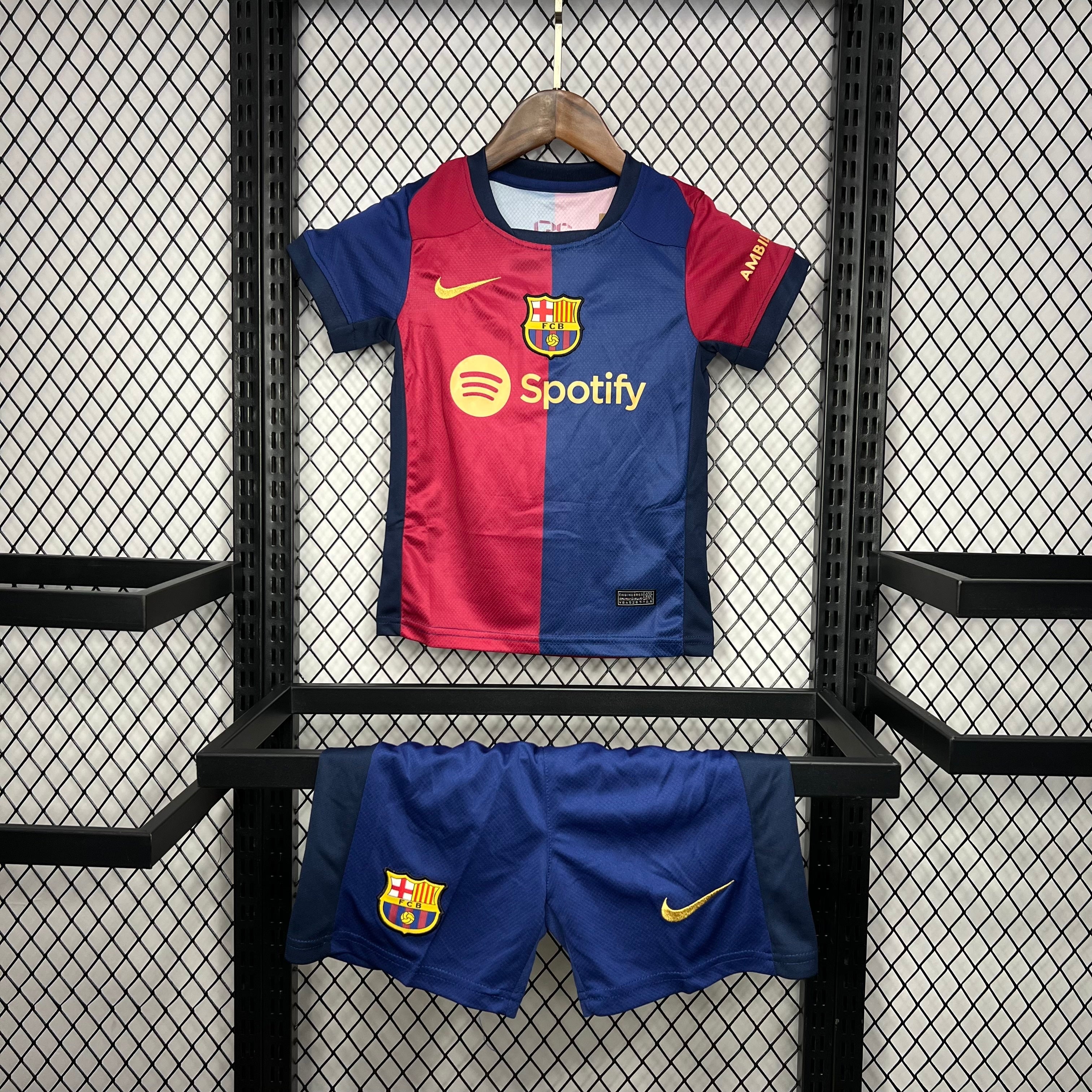 kit junior domicile du FC Barcelone saison 24/25.