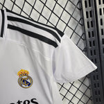 kit domicile enfant du Real Madrid saison 24/25.