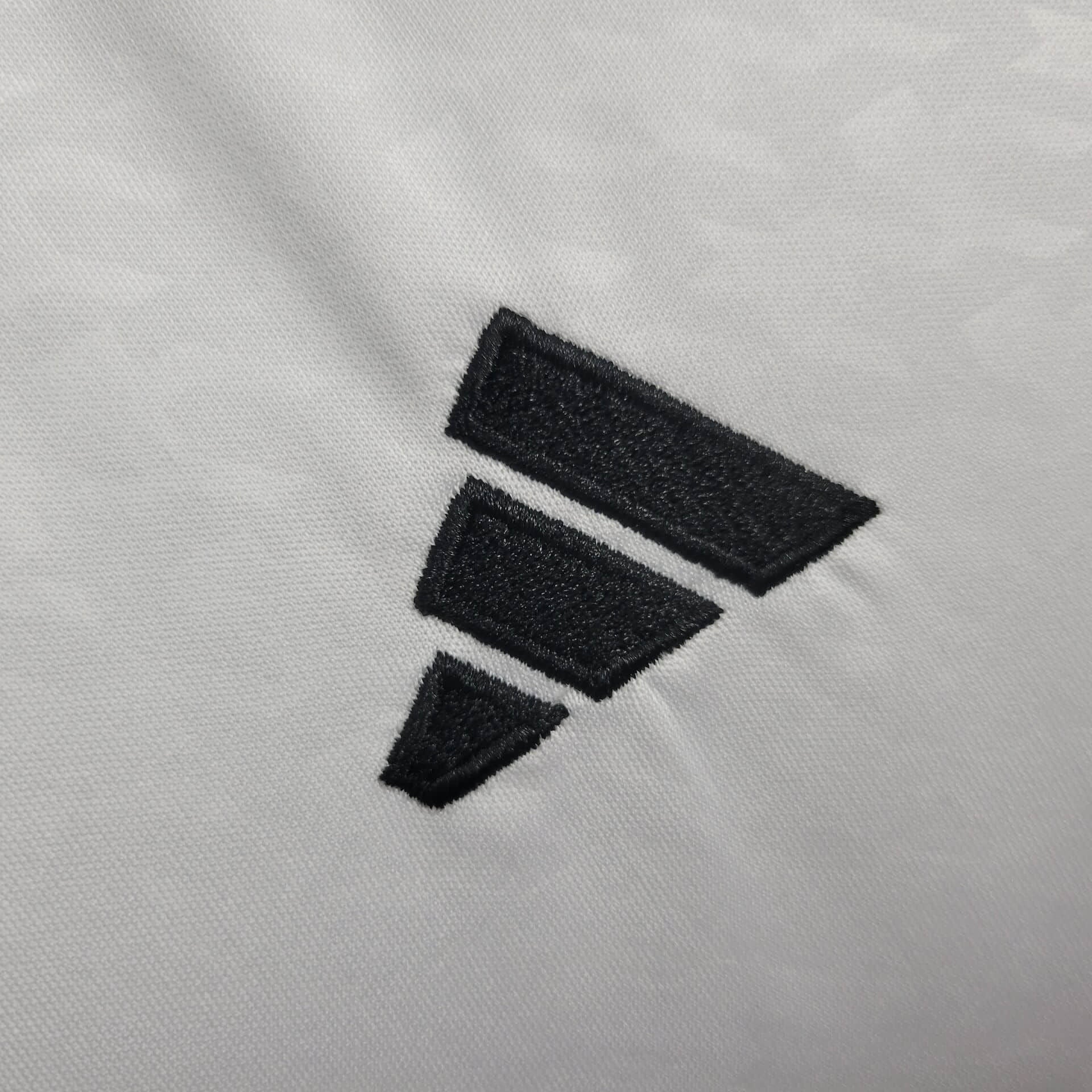 kit domicile enfant du Real Madrid saison 24/25.