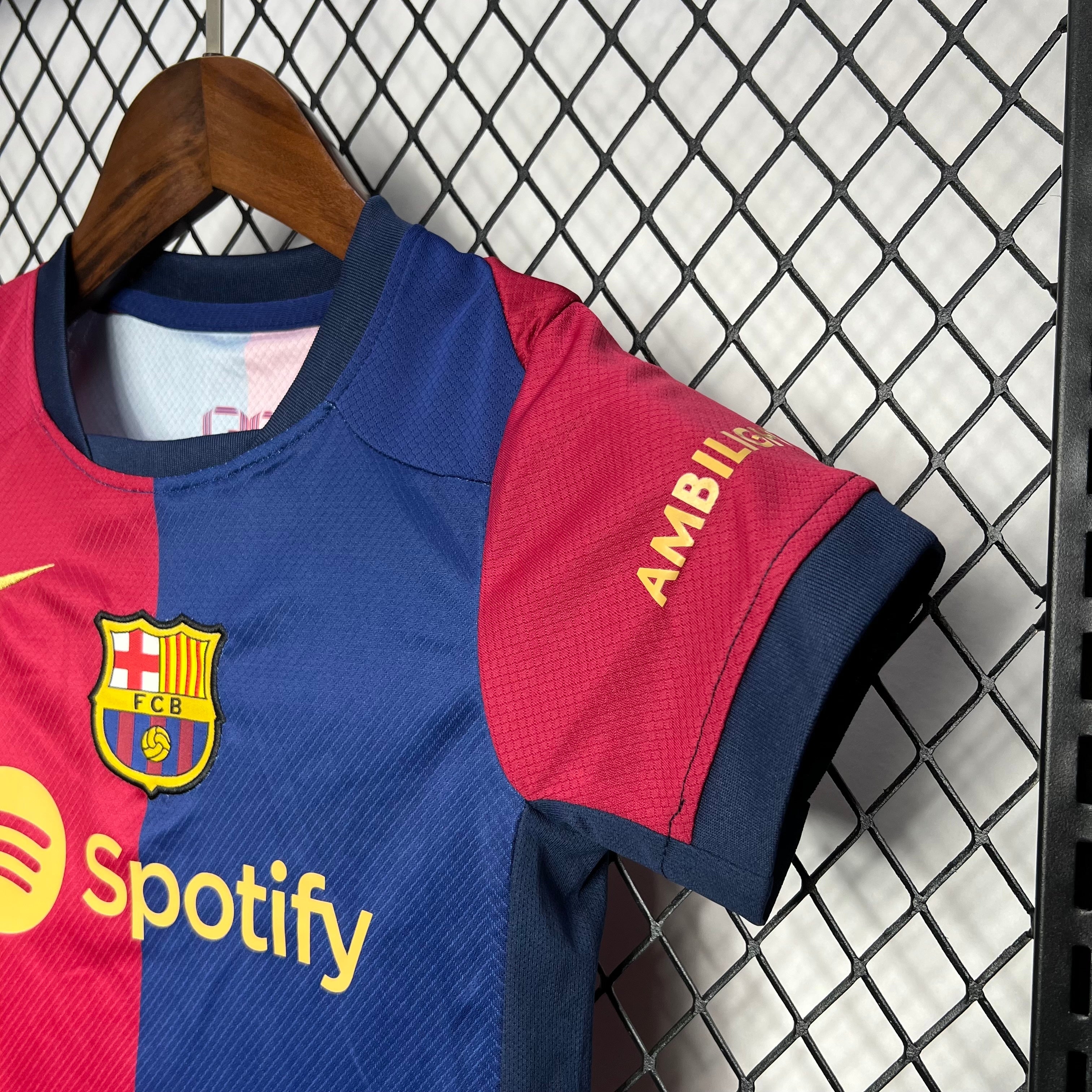 kit junior domicile du FC Barcelone saison 24/25.