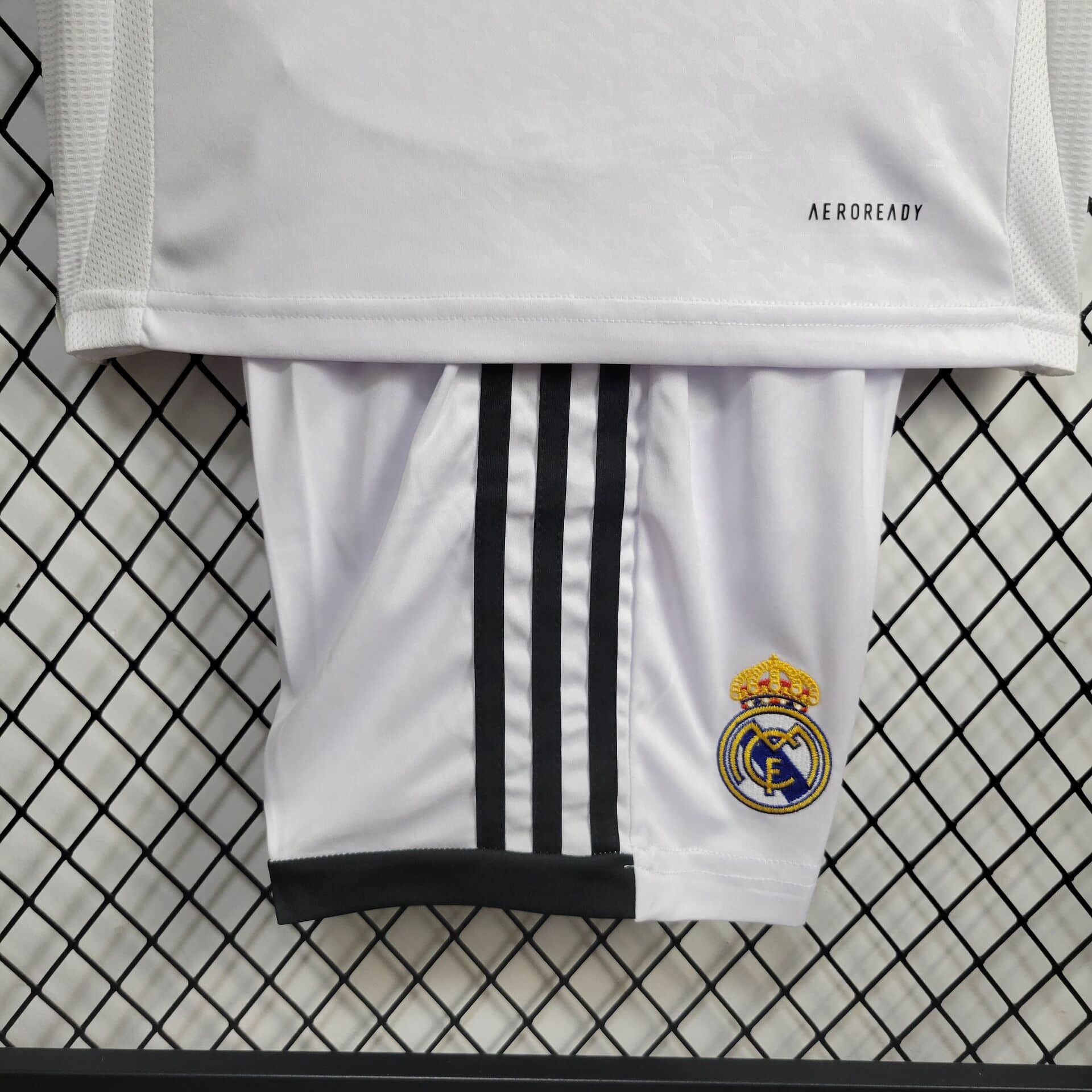 kit domicile enfant du Real Madrid saison 24/25.