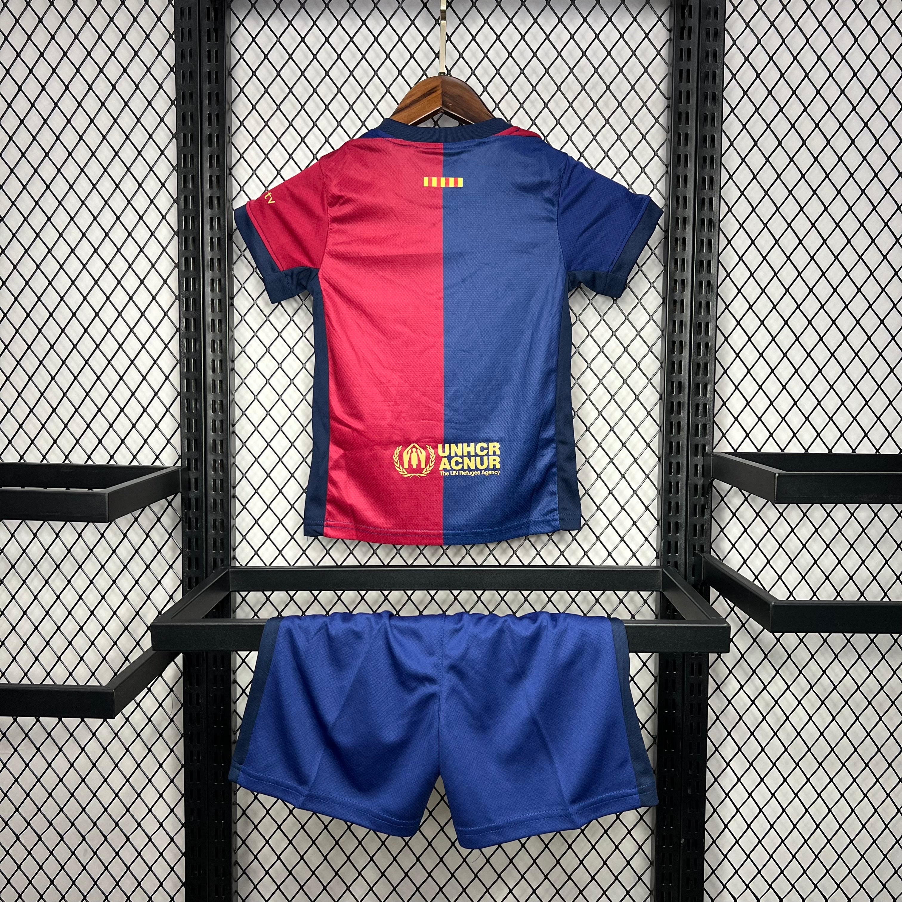 kit junior domicile du FC Barcelone saison 24/25.