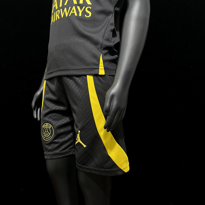 kit d’entraînement enfant noir PSG saison 23/24.