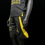 kit d’entraînement enfant noir PSG saison 23/24.