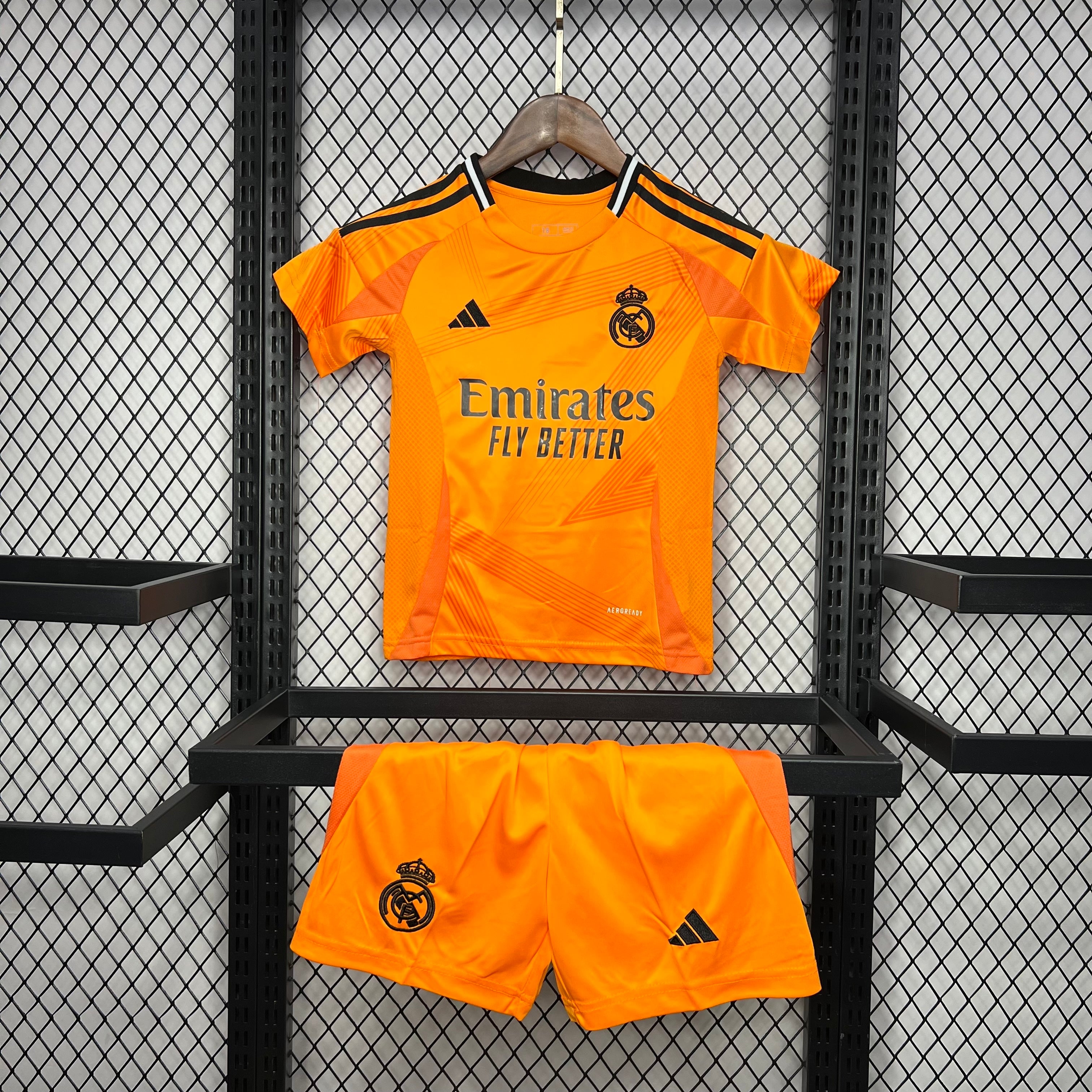kit extérieur enfant du Real Madrid saison 24/25.