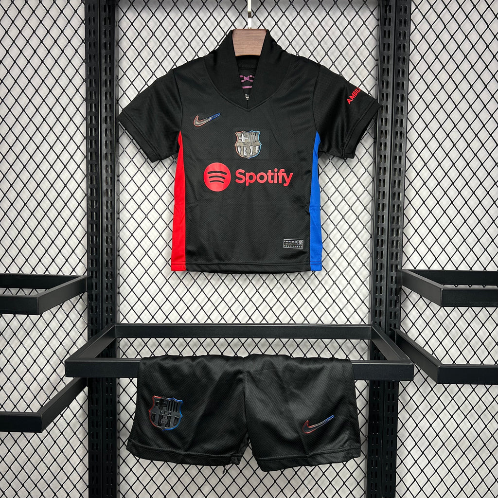 kit junior du FC Barcelone extérieur saison 24/25.