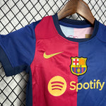 kit junior domicile du FC Barcelone saison 24/25.