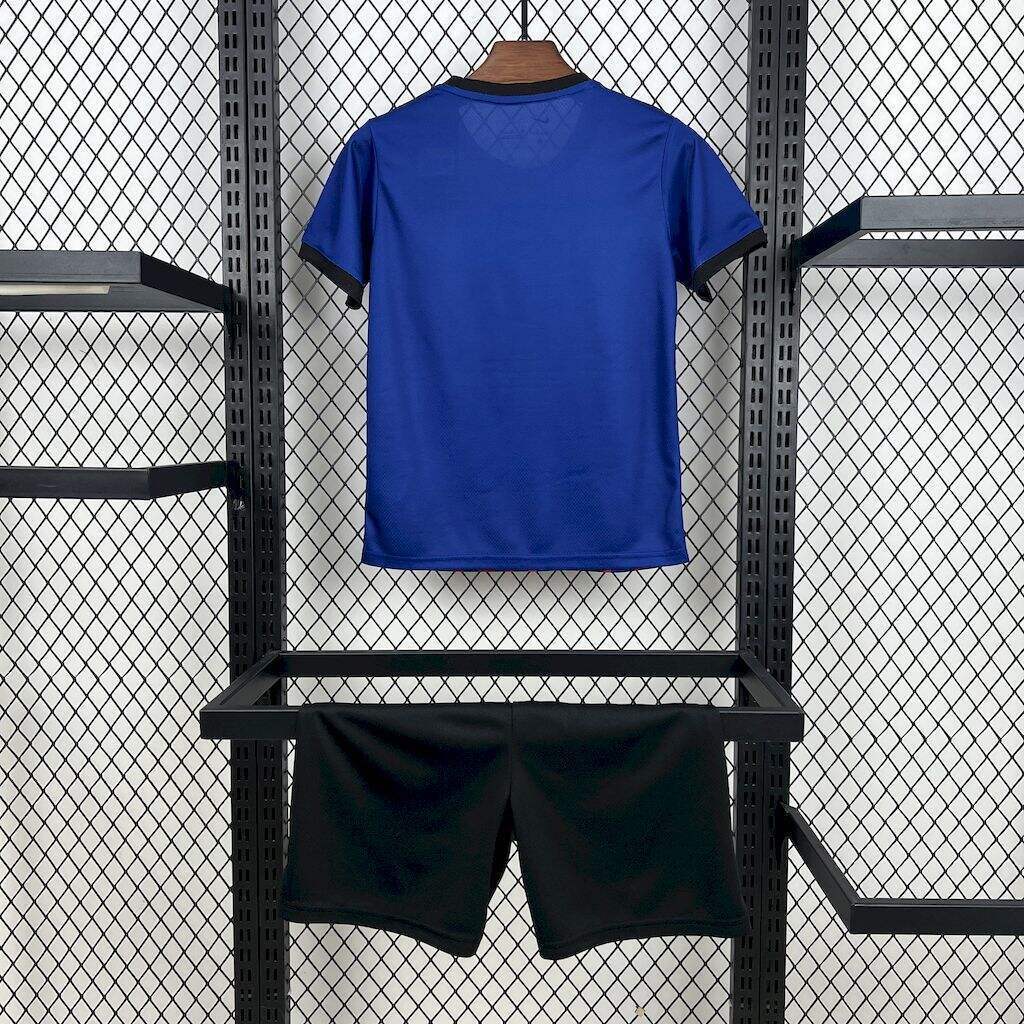 kit junior du FC Barcelone 25/26 en édition spéciale One Piece – Monkey D. Luffy.