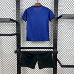 kit junior du FC Barcelone 25/26 en édition spéciale One Piece – Monkey D. Luffy.