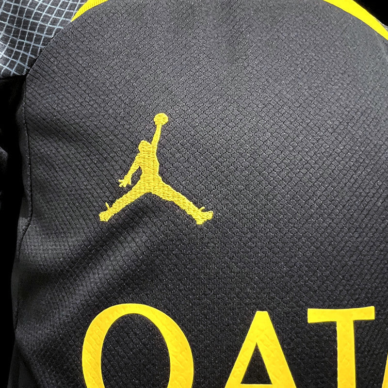 kit d’entraînement enfant noir PSG saison 23/24.