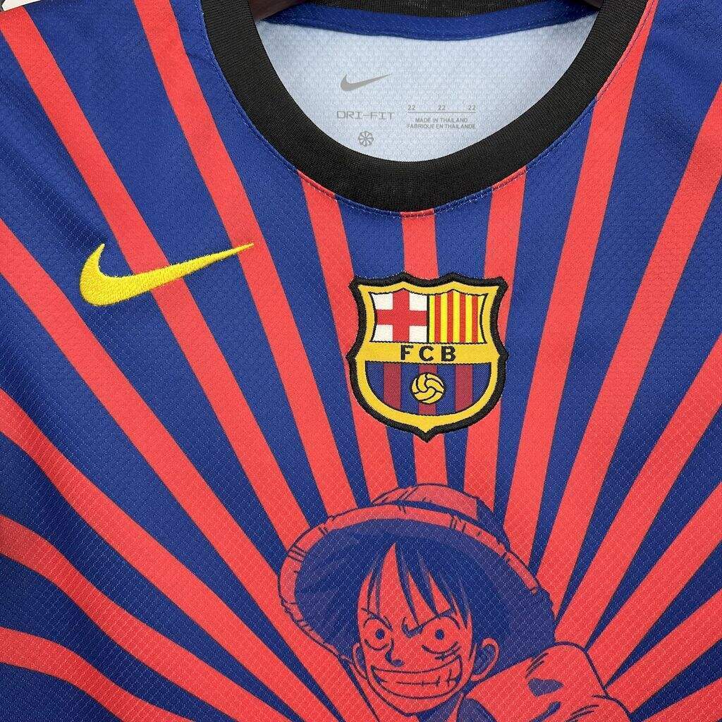 kit junior du FC Barcelone 25/26 en édition spéciale One Piece – Monkey D. Luffy.