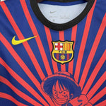 kit junior du FC Barcelone 25/26 en édition spéciale One Piece – Monkey D. Luffy.