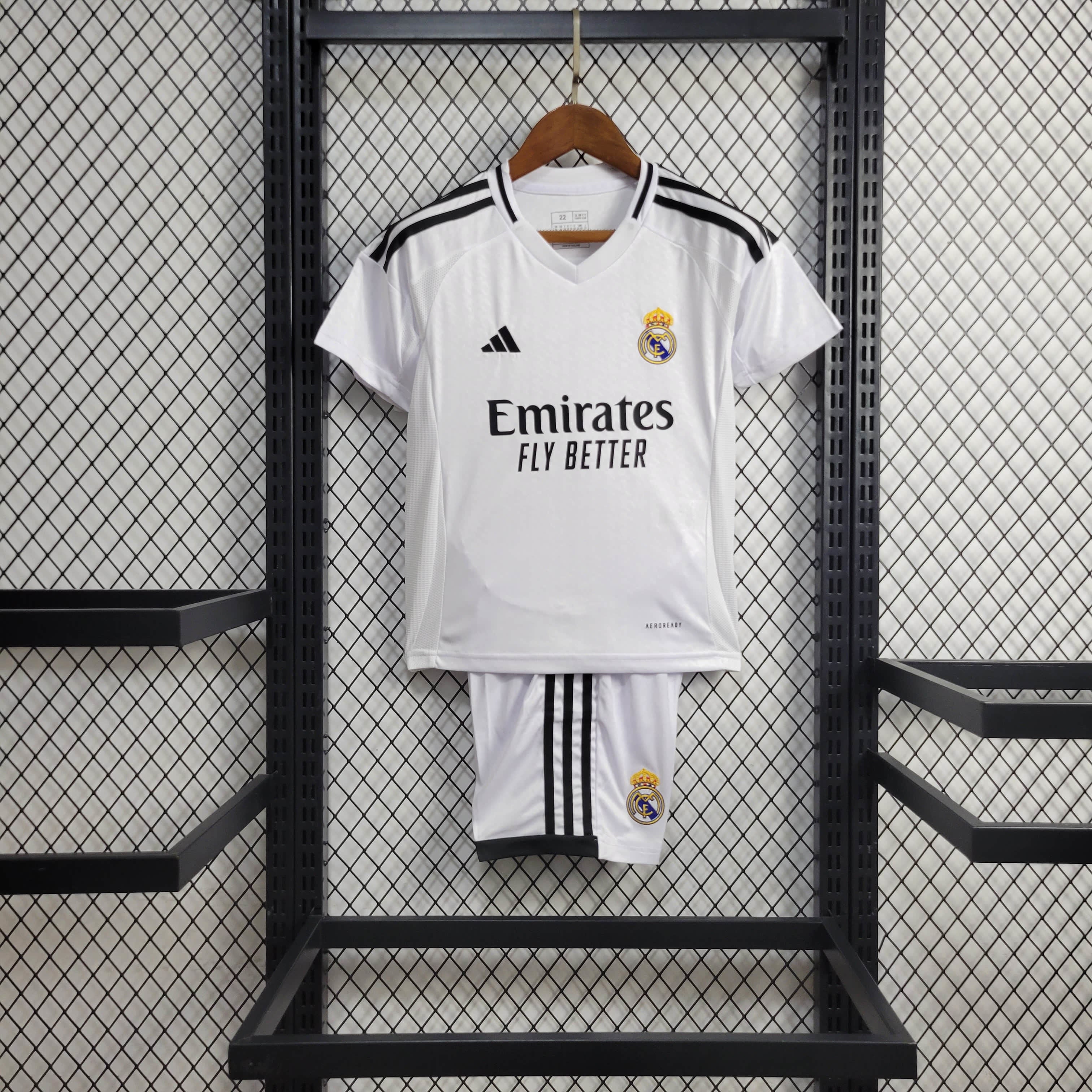 kit domicile enfant du Real Madrid saison 24/25.