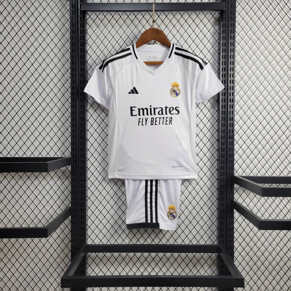 kit domicile enfant du Real Madrid saison 24/25.