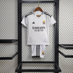 kit domicile enfant du Real Madrid saison 24/25.