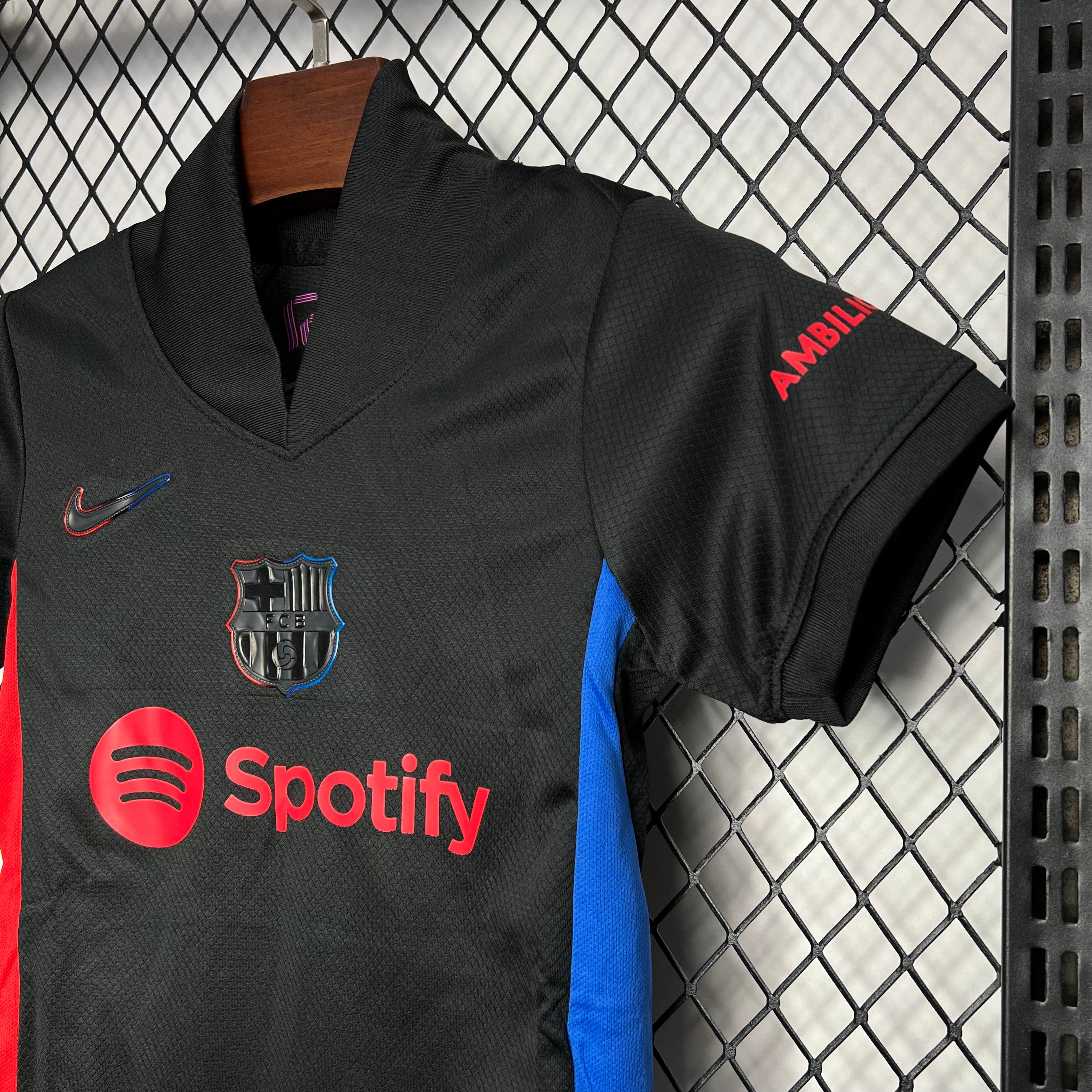 kit junior du FC Barcelone extérieur saison 24/25.
