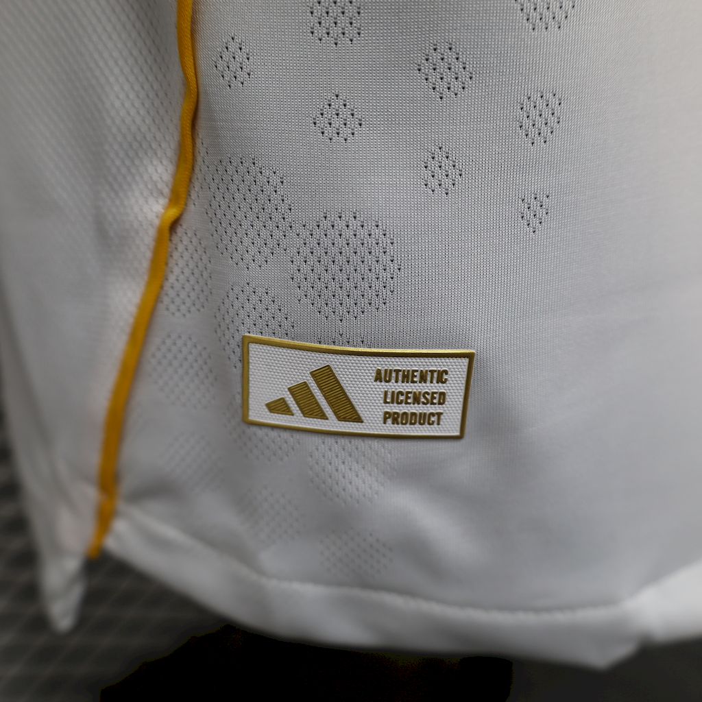 Real Madrid maillot domicile 25/26 player version manche courte et longue